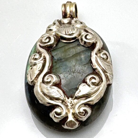 Silver Tone Framed Filagree  Glowing Labradorite Pendant Vintage - Picture 4 of 13
